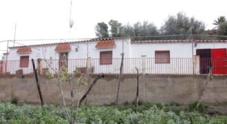 Cortijo con terreno de 5.000 m2 en Nacimiento.