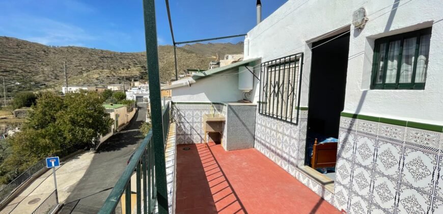 Casa de tres plantas en Senés, Almería