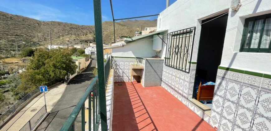 Casa de tres plantas en Senés, Almería