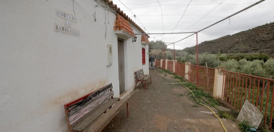 Cortijo con terreno de 5.000 m2 en Nacimiento.