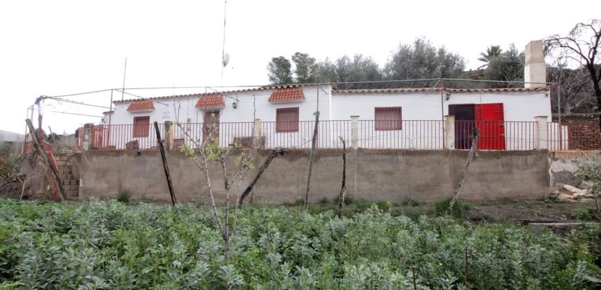 Cortijo con terreno de 5.000 m2 en Nacimiento.