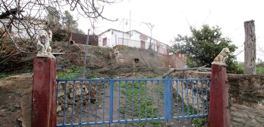 Cortijo con terreno de 5.000 m2 en Nacimiento.