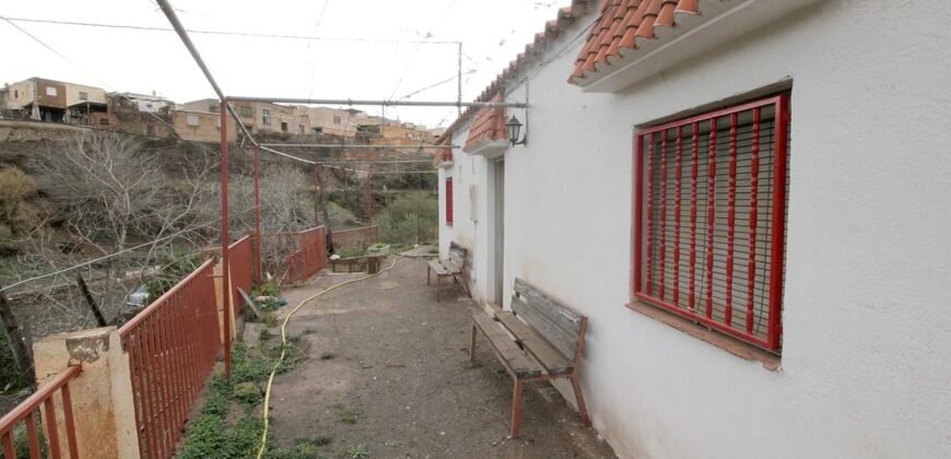 Cortijo con terreno de 5.000 m2 en Nacimiento.