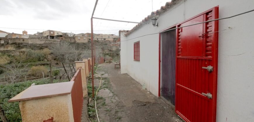 Cortijo con terreno de 5.000 m2 en Nacimiento.